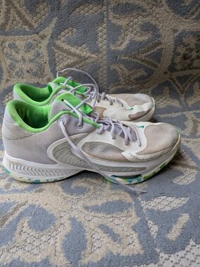 Nike Light Gray and Lime Women's Athletic Sneakers